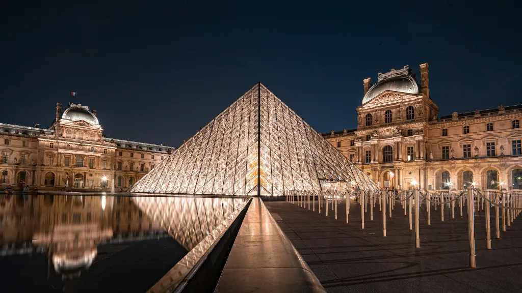 unsplash_9s5MWNVwDXQ_louvre.webp